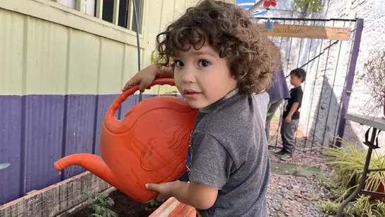 Im freien Kindergarten der Población La Legua, wo nach der Reformpädagogik von Maria Montessori gearbeitet wird, gehört die Pflege von Pflanzen dazu.