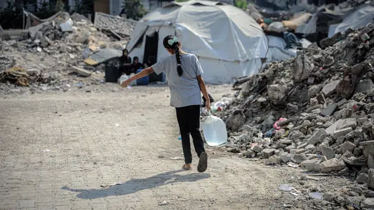 Unterernährte Kinder, erschöpfte Helfer*innen, zerstörte Infrastruktur - etwa eine halbe Million Menschen in Gaza ist akut vom Hungertod bedroht.