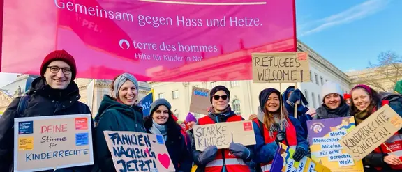 Das Bild zeigt Terre des Hommes Mitarbeiter*innen und Aktive bei der Hand in Hand Demo im Februar in Berlin