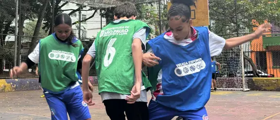 Drei Kinder bei einm Fussballspiel