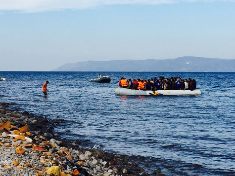 Ein Flüchtlingsboot hat Lesbos erreicht