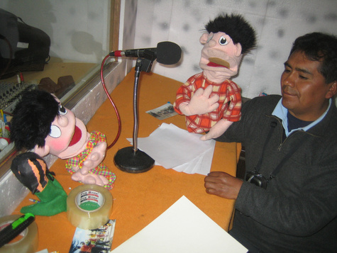 Radiosendung für El Alto: Handpuppen informieren über Kinderrechte