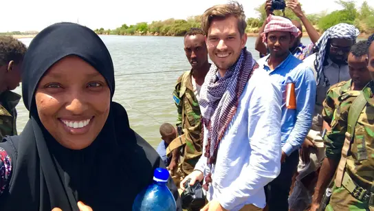 Überquerung des Flusses Juba: Marti Gensel, Mitarbeiterinnen und Mitarbeiter der terre des hommes-Partnerorganisation NAPAD und die zu ihrem Schutz abgestellten Militärs