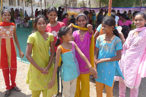 Mädchengruppe in Indien (c) Heinz Wüppen