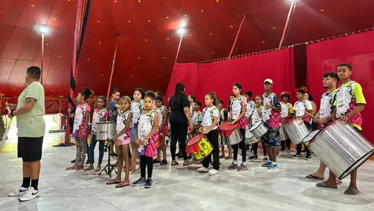 Eine Gruppe Kinder bei einer Samba-Aufführung