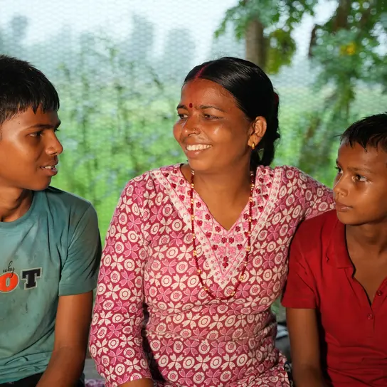 Basundhara aus Karnali sitzt zwischen ihren beiden Söhnen.