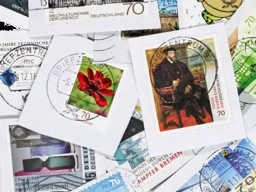 Viele ausgeschnittene Briefmarken