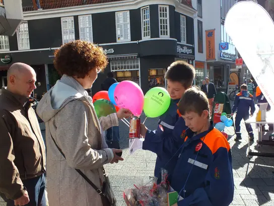 2 Jugendliche sammeln Spenden in der Fußgängerzone