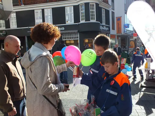 2 Jugendliche sammeln Spenden in der Fußgängerzone