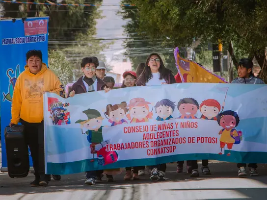 Straßenaktion von Mitgliedern des Jugendrates arbeitender Kinder in Potosí, Bolivien