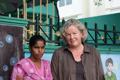 Lakshmi und Barbara Küppers, Expertin für die Themen Sumangali und Kinderarbeit, in Tirupur/Indien nach der lebensrettenden Operation.