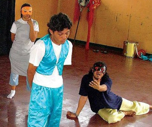 Theateraufführungen begeistern Kinder in Nicaragua für Themen wie Politik und Gesellschaft © MOVITEP