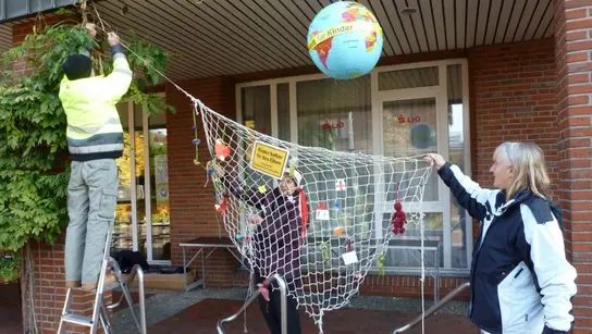 Mitglieder der AG beim Aufbauen eines Infopunktes