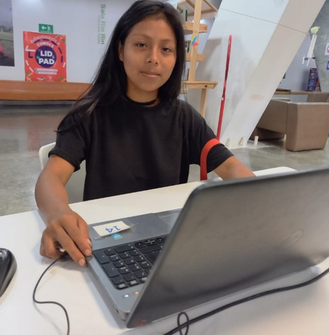 Yaisa aus Kolumbien arbeitet am Laptop