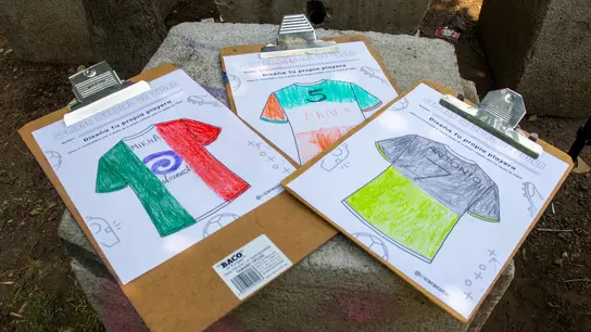 »Gestalte dein eigenes Trikot« – Momentaufnahme aus einer Kunstaktion für Kinder auf den Straßen Mexiko-Stadts