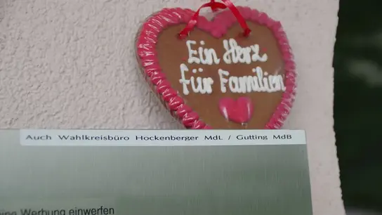 Primer plano del buzón de la oficina de circunscripción del diputado de la CDU, Olav Gutting. Tiene un corazón de pan de jengibre con la inscripción "Un corazón para las familias".
