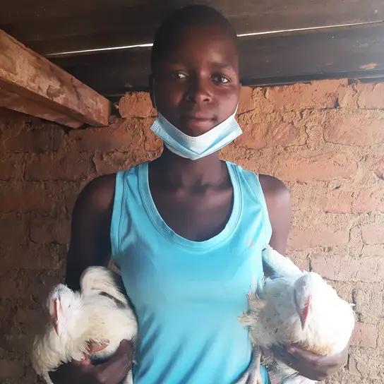 | © Terre des Hommes Zimbabwe: Gamuchirai es un emprendedor independiente con su agricultura avícola.
