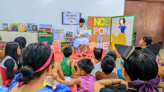 Kreativer Unterricht gehört bei Bahay Tuluyan dazu. Ältere Kinder helfen den Jüngeren, zum Beispiel beim Lesenlernen.