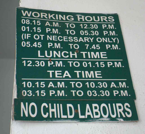 Kinderarbeit verboten: Tafel mit Arbeits- und Pausenzeiten